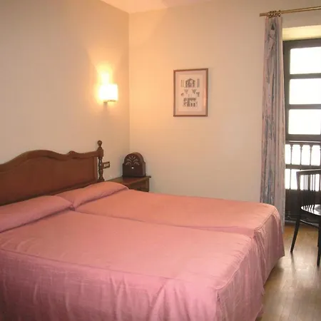 호텔 La Casona De Jovellanos 2*